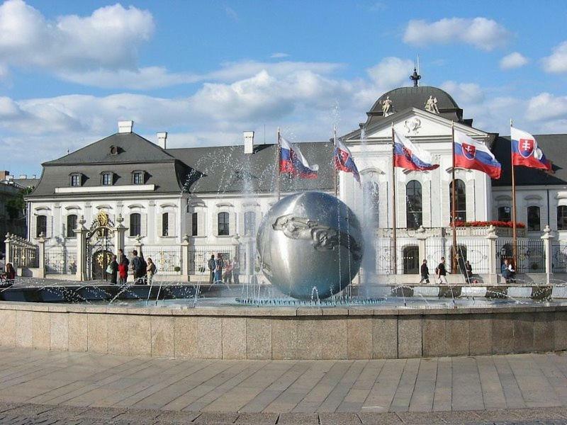 Lion Apartment 2, Big Size, High Ceilings, Garden Братислава Экстерьер фото